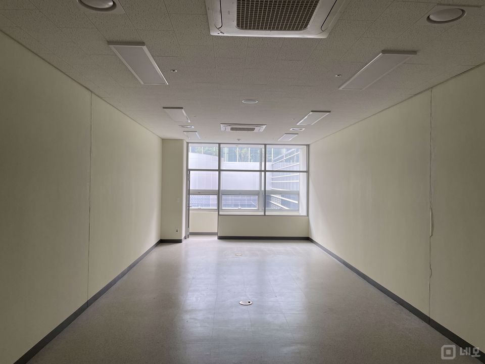 청라 버스정류장 바로 앞 지식산업센터 내 사무실 매물의 1번째 사진