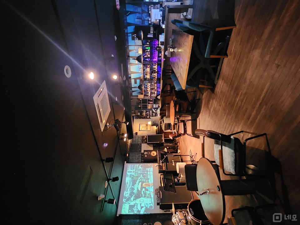 신중동역 역세권, 중동 번화가에 위치한 와인BAR 매물의 1번째 사진