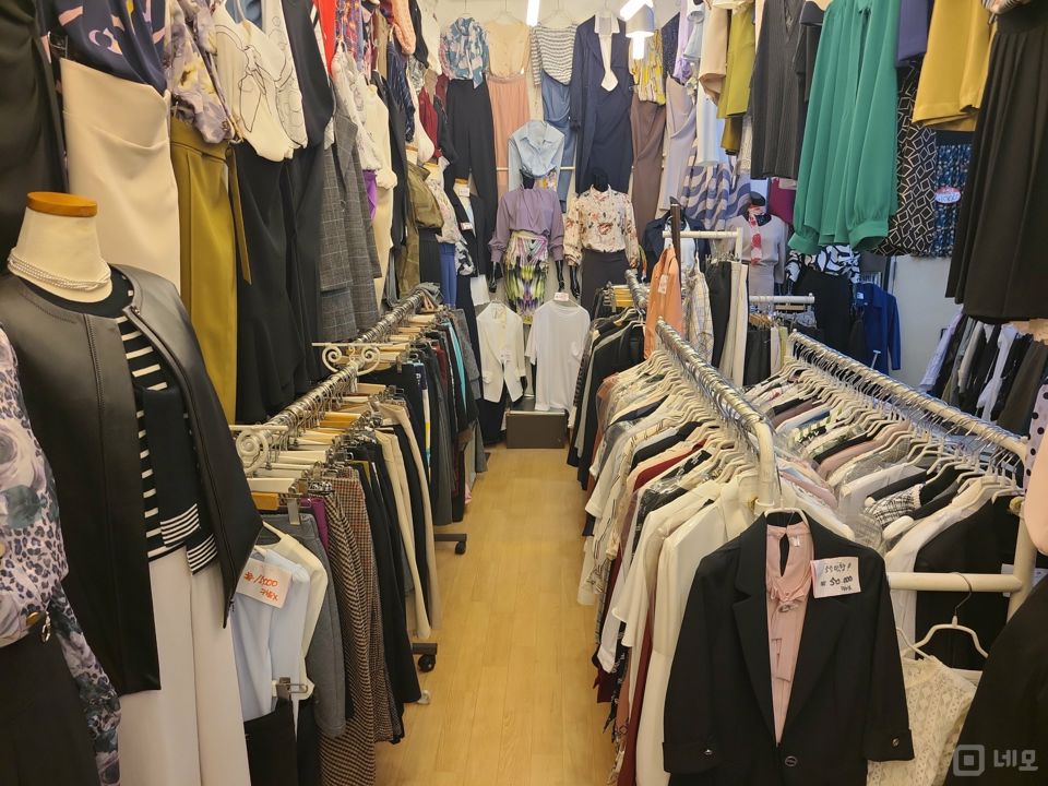 을지로 쇼핑센터 내에 위치한 의류판매점 매물의 1번째 사진