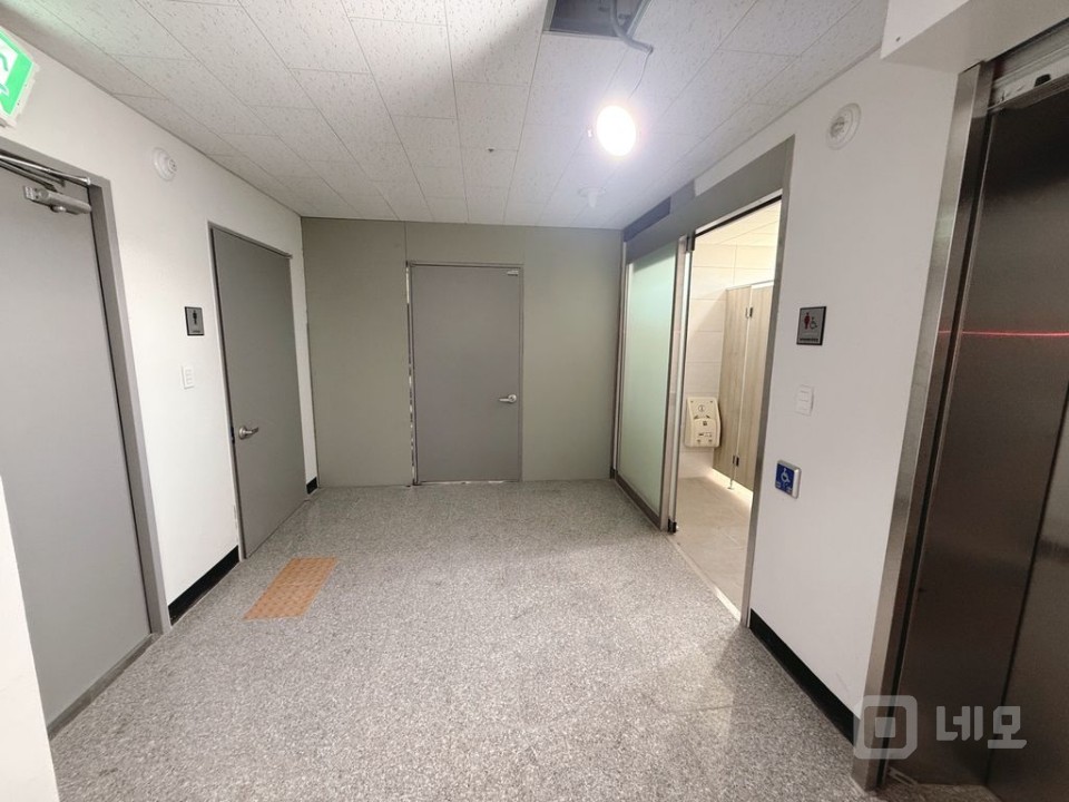 신천 먹자골목(잠실새내역) 신축건물 3층 전체 통유리 상가 임대 매물의 6번째 사진