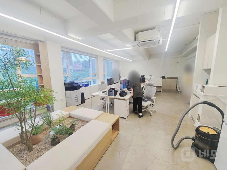 럭셔리 인테리어 O 세련된 사무공간 O 망원역세권 O 확 트인 전면 매물의 2번째 사진
