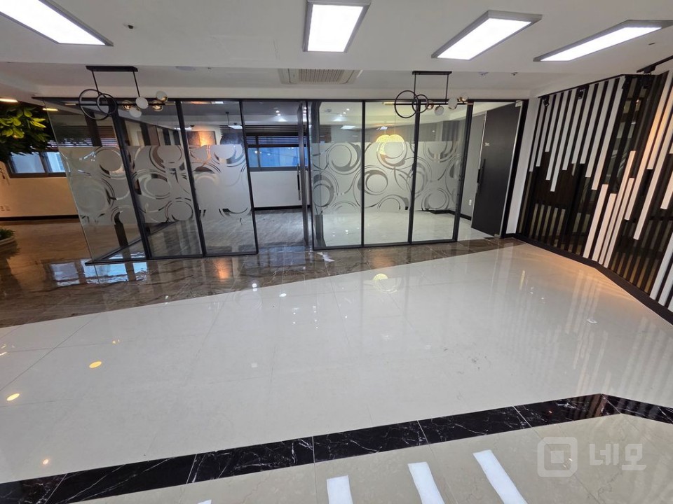 신촌역 도보 4분/홍대입구역 5분 역세권 전용148평 무권리 사무실/상가 매물의 9번째 사진