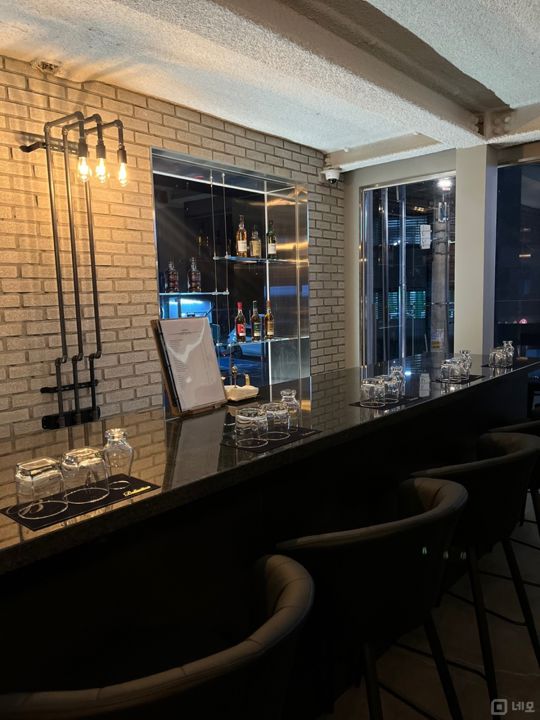 상암동 오피스 지역, 인테리어 및 시설 깔끔한 Bar 매물의 1번째 사진