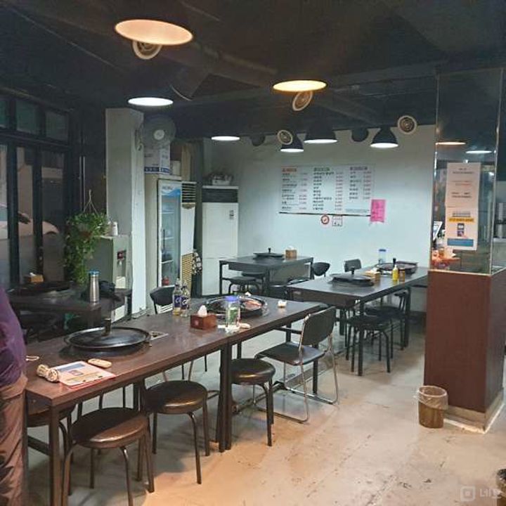 망원동 코너자리에 위치한 고깃집 매물의 2번째 사진