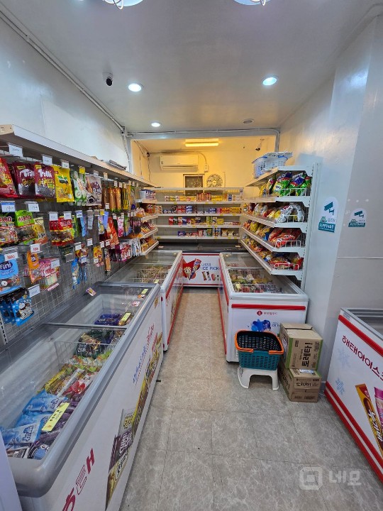 대로변 버스정류장 앞에 위치한 무인아이스크림 매장입니다!  매물의 2번째 사진