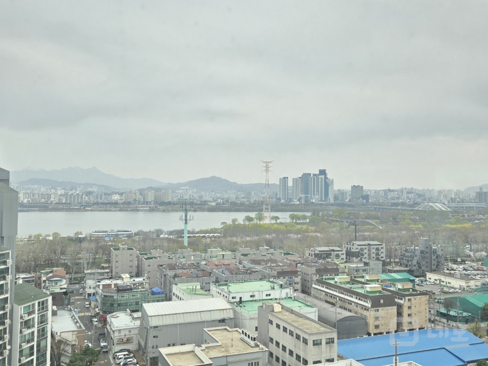 ⭐ 룸3 풀인테리어. 실사용 24p 양창 코너 호실 컨디션 좋음 ⭐ 매물의 6번째 사진