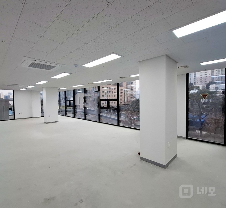 🏥 신축급 풀층 사무실! 노고산동 중심 입지 (144.88㎡) 매물의 1번째 사진