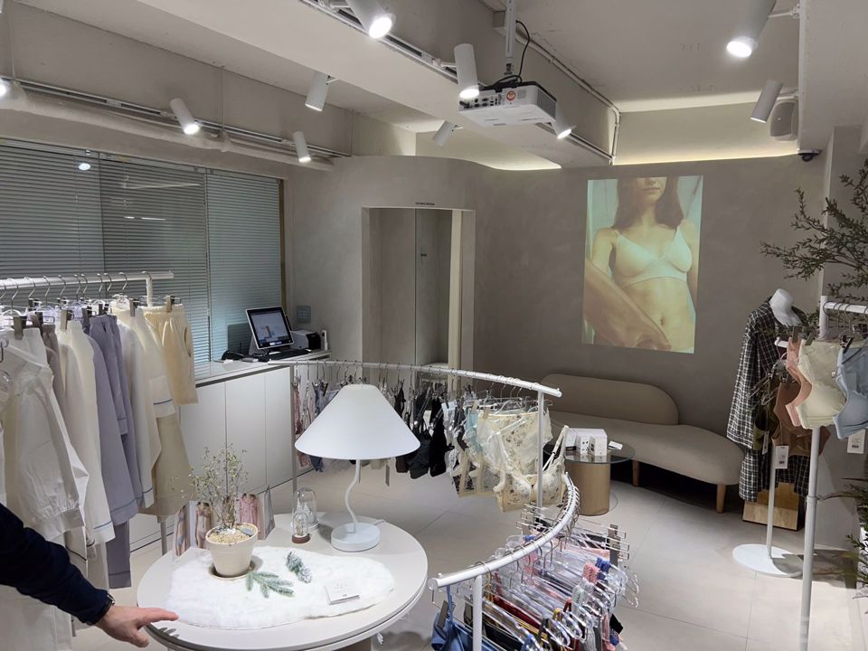 상가 밀집 지역, 신사동 가로수길 내 카페 및 옷가게 매물의 3번째 사진