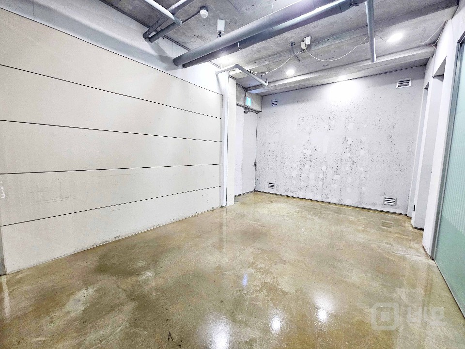 I세븐I 홍대입구역 오피스라인 예쁜건물 지층사무실 선큰구조 매물의 7번째 사진