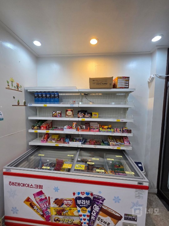 대로변 버스정류장 앞에 위치한 무인아이스크림 매장입니다!  매물의 3번째 사진