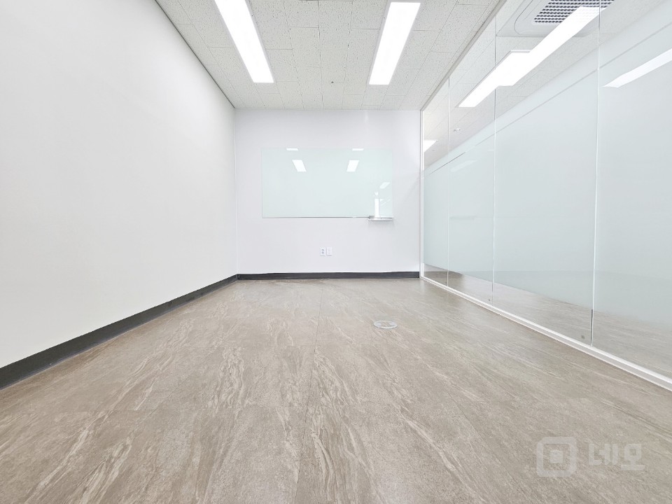 ⭐ 초역세권 사무실. 룸2개 풀인테리어 완료. 공용공간 굳 ⭐ 매물의 7번째 사진