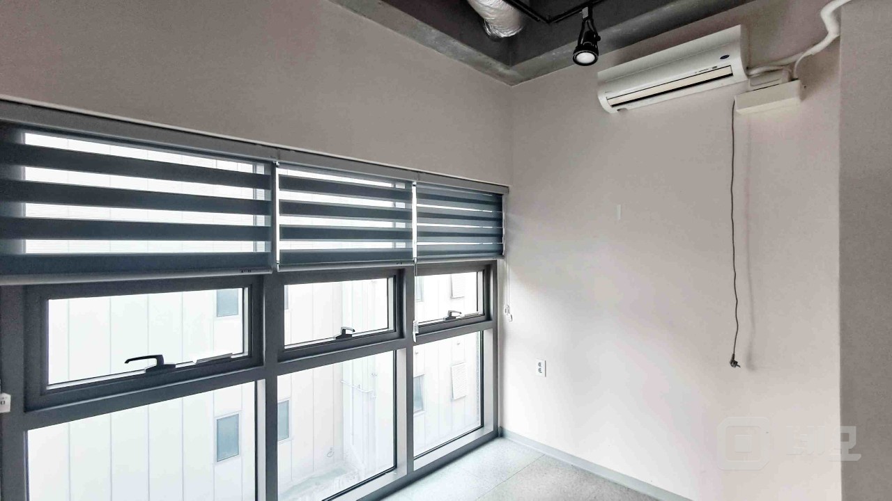 🏙️ [홍대·합정 신축건물] — 세련된 인테리어 & 즉시 입주 가능! 매물의 7번째 사진