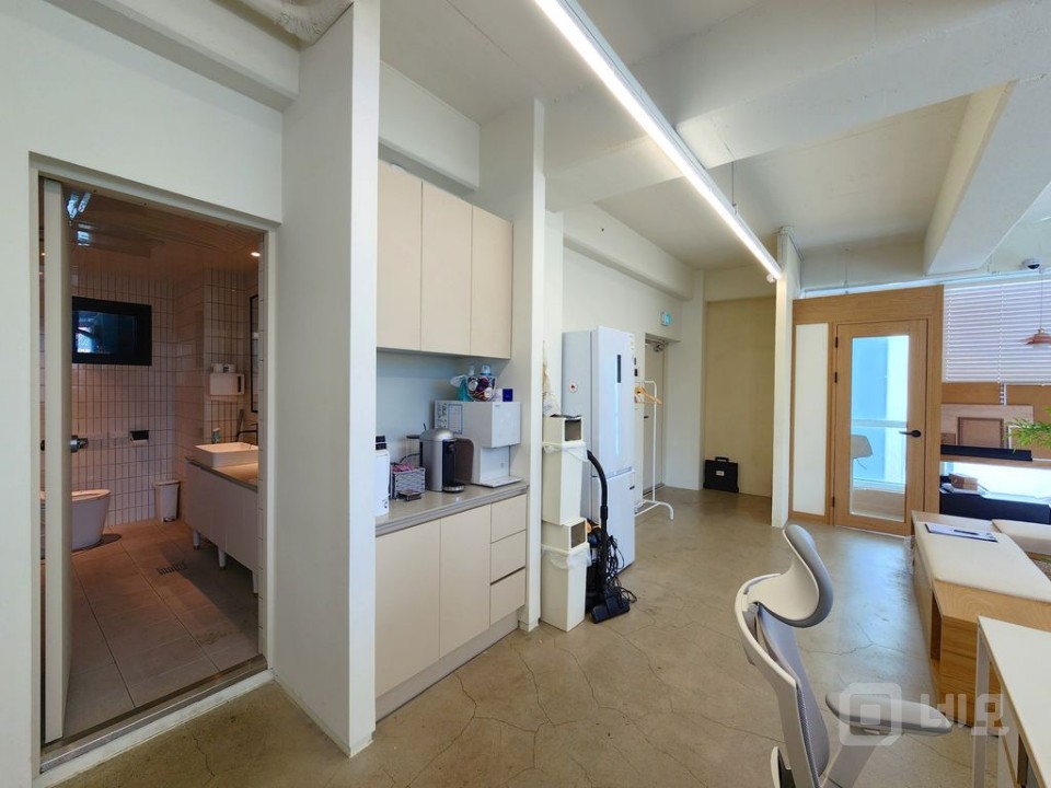 카페 감성 가득한 오피스, 창밖으로 녹음이 펼쳐지는 공간 매물의 8번째 사진