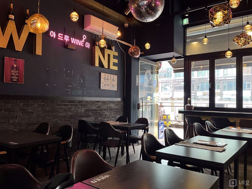 중심 상권, 시설 집기 완비된 청라동 와인 포차 매물의 2번째 사진