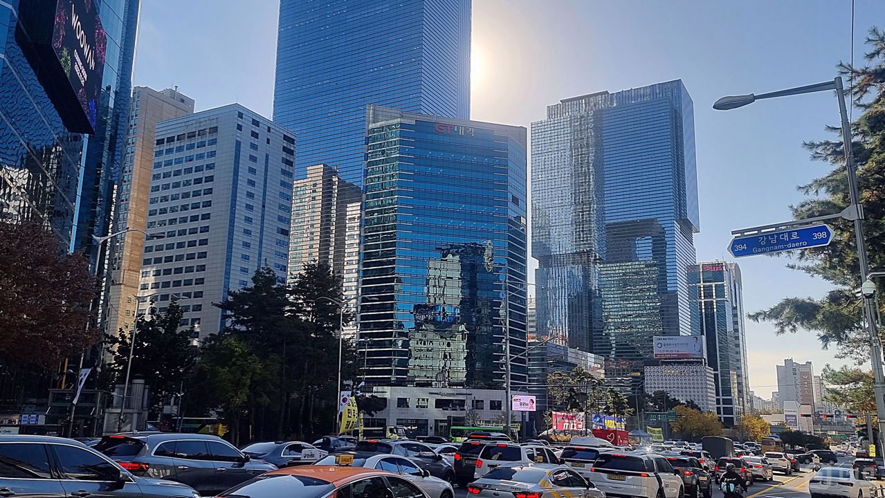 강남역 사거리 코너에 위치한 랜드마크 건물 사무실 매물의 1번째 사진