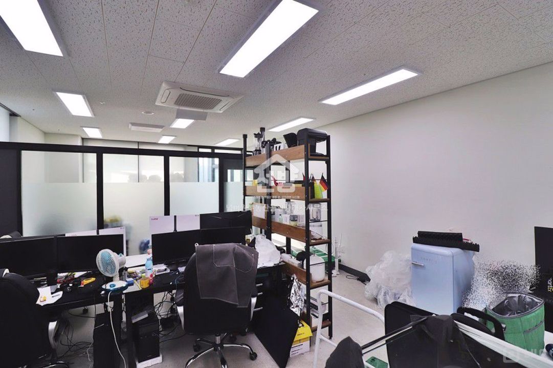 룸인테리어 설치된 사무실 매물 , 탕비공간 풀세팅 끝 매물의 2번째 사진