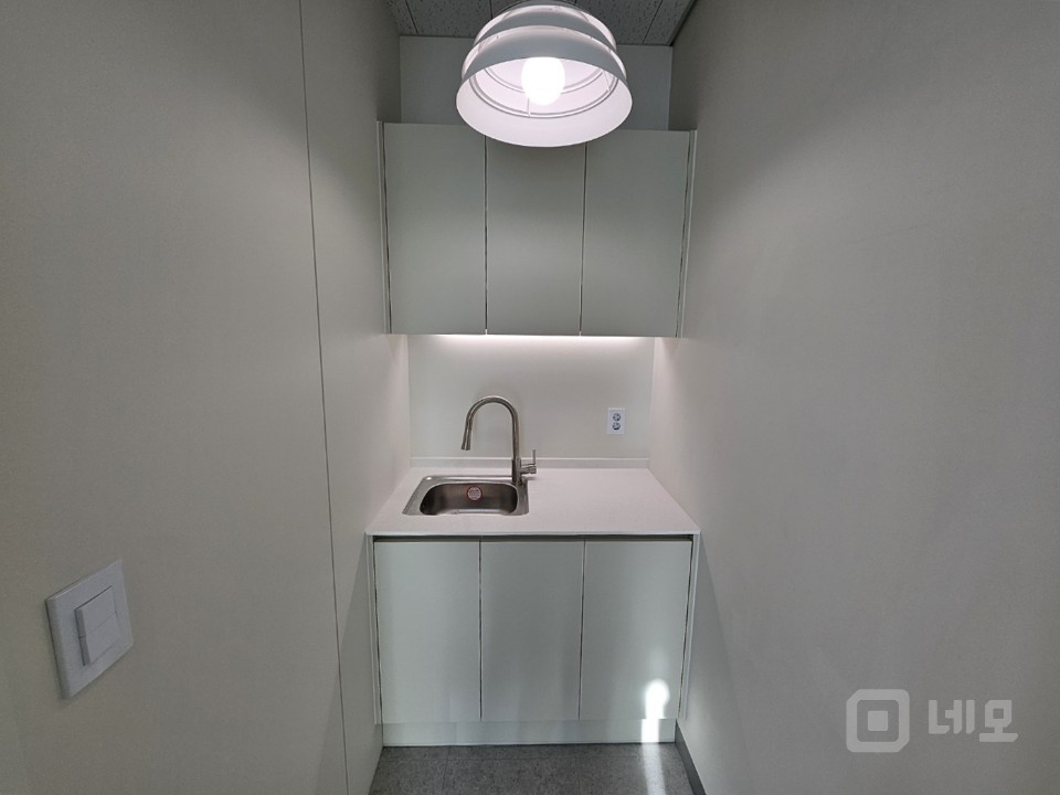 인테리어 예쁜 사무실 실13평 룸1 싱크대 입주협의 매물의 8번째 사진