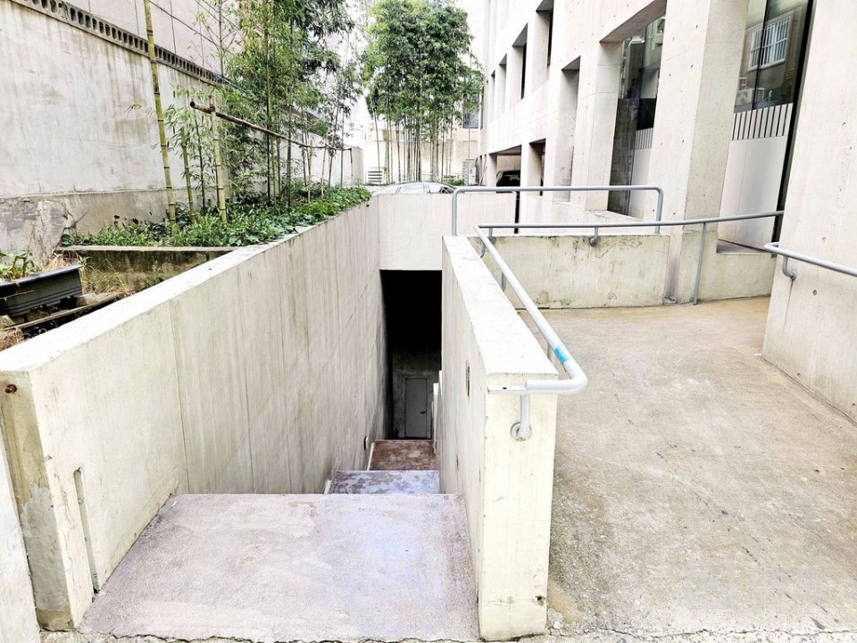 I세븐I 홍대입구역 오피스라인 예쁜건물 지층사무실 선큰구조 매물의 12번째 사진