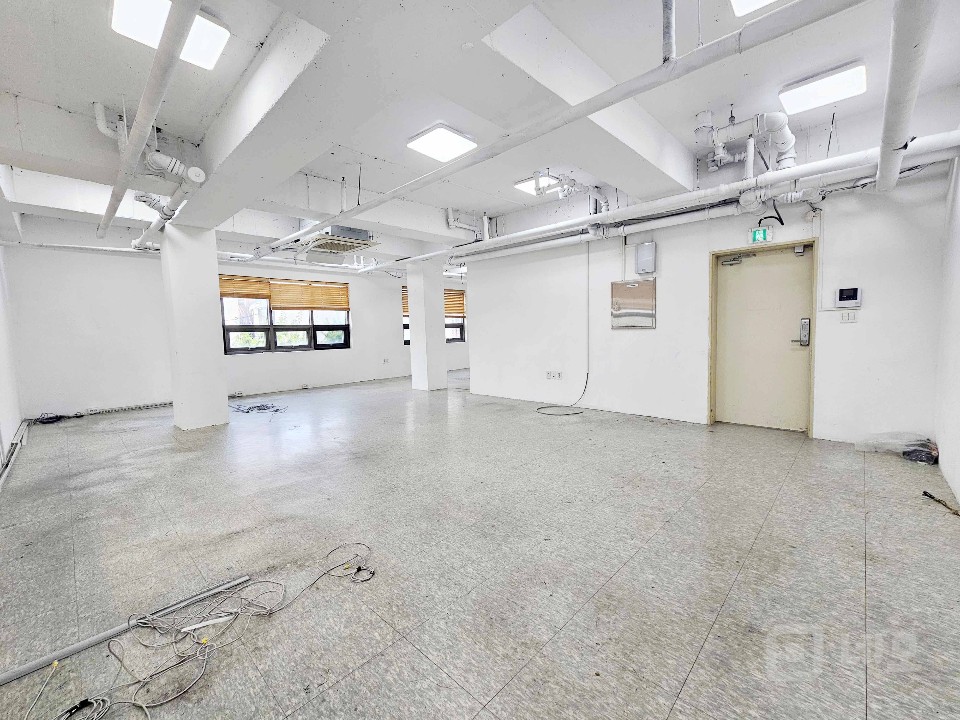 I세븐I 합정역 역세권 높은층고 화이트인테리어 무권리 사무실 매물의 1번째 사진