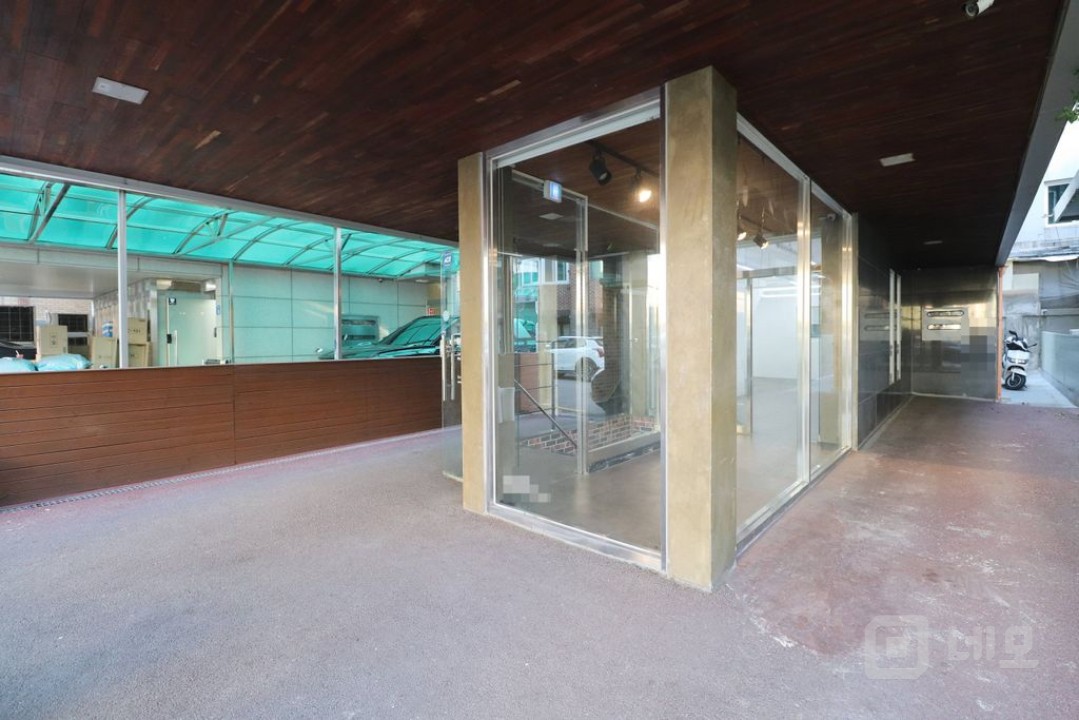 홍대입구역 합정역 도보 10분 편리한 위치의 신축급 무권리 1층 사무실 매물의 3번째 사진