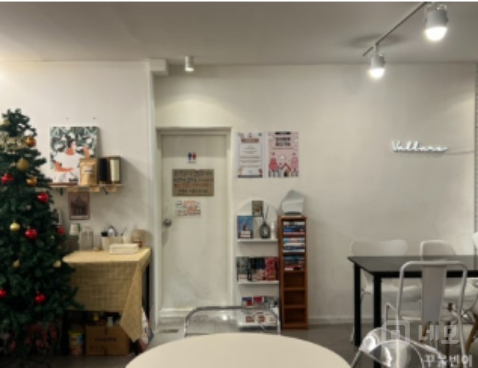 깨끗하고 햇볕잘드는 3면통유리 카페 내놓습니다! 매물의 7번째 사진