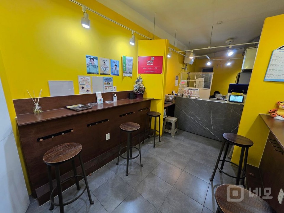 버스정류장 1분 1층 전용7평 매물의 1번째 사진