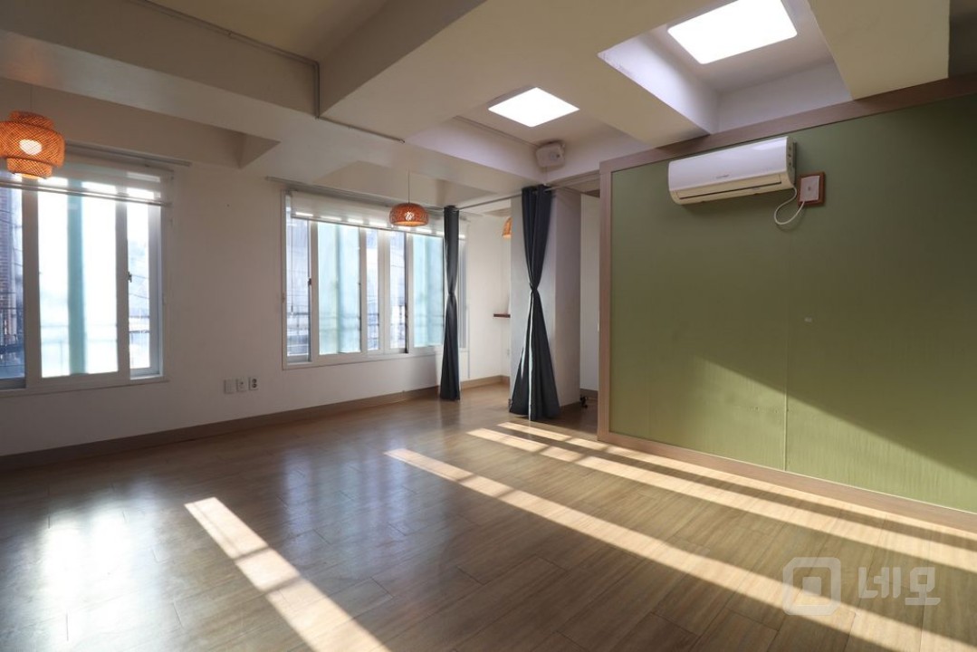 홍대 연남동 풍부한 자연광 작업실 사무실(바닥난방) 매물의 2번째 사진