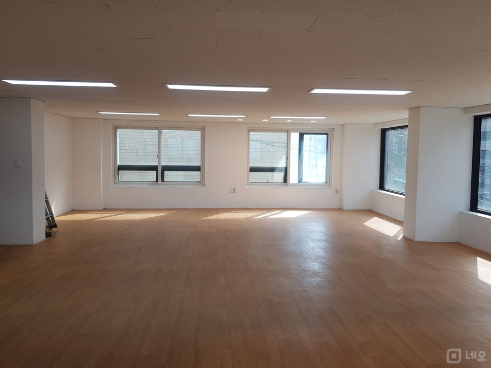 평수대비월세파격저렴햇빛잘들어옴주차가능법인사무실및개인사무실로쓰세요 매물의 2번째 사진