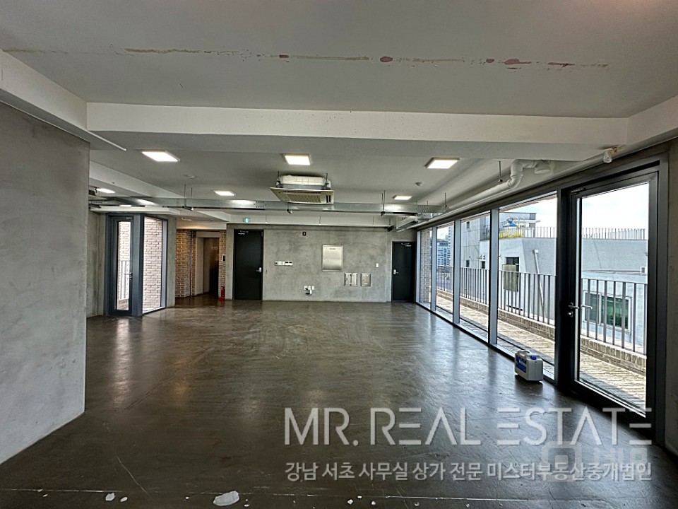 실사진 강남구청역3분 코너건물 자주식주차 리모델링 매물의 3번째 사진