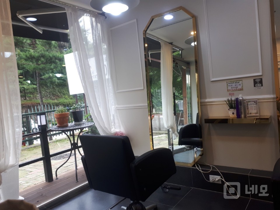 5천세대 아파트 대규모단지내 1층 미용실 내놓습니다 몸만들어오세요 매물의 2번째 사진