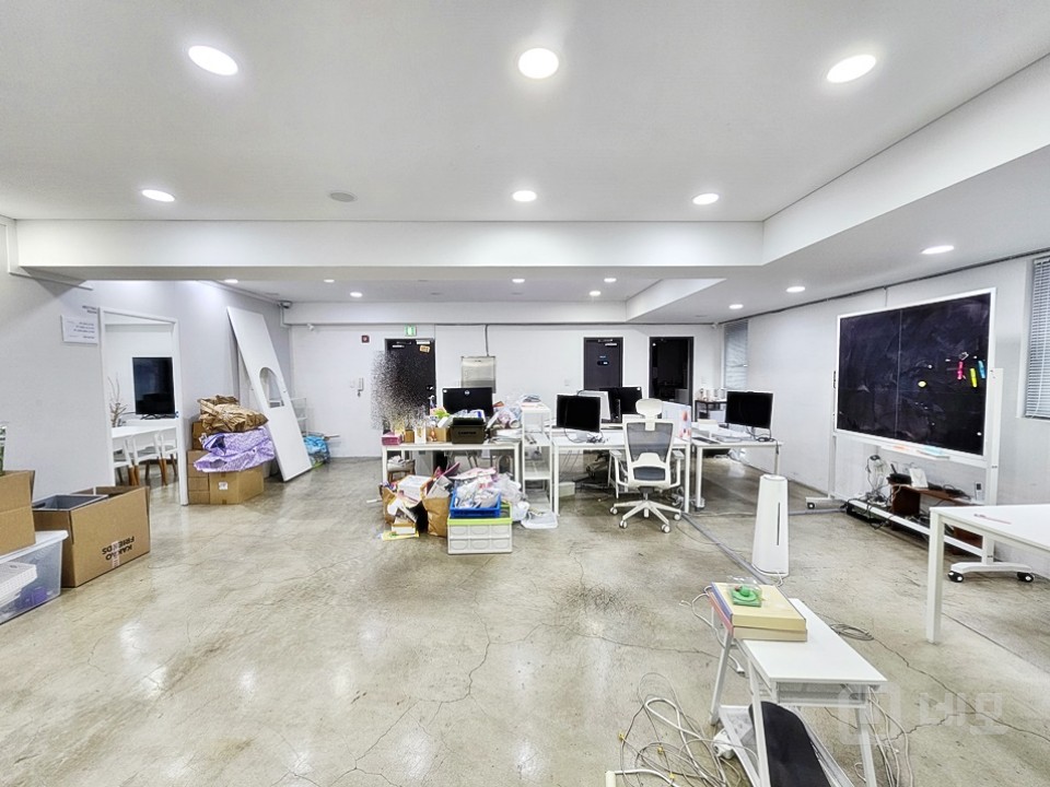 JS 홍대 합정역세권 깔끔한 화이트톤 사무실 매물의 1번째 사진