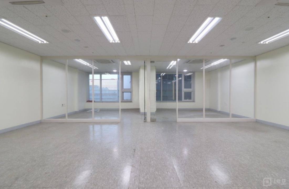 [실매물]회의실, 대표실, 메인공간 넓은 정사각형 실사용 25평대 사무실 매물의 1번째 사진