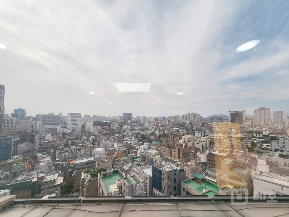 10평규모의 서향 전망나오는 사무실 입니다.  매물의 5번째 사진