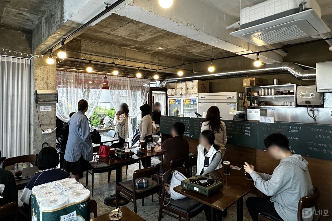 마곡동 아파트 상가, 깔끔한 인테리어 떡볶이점 매물의 2번째 사진