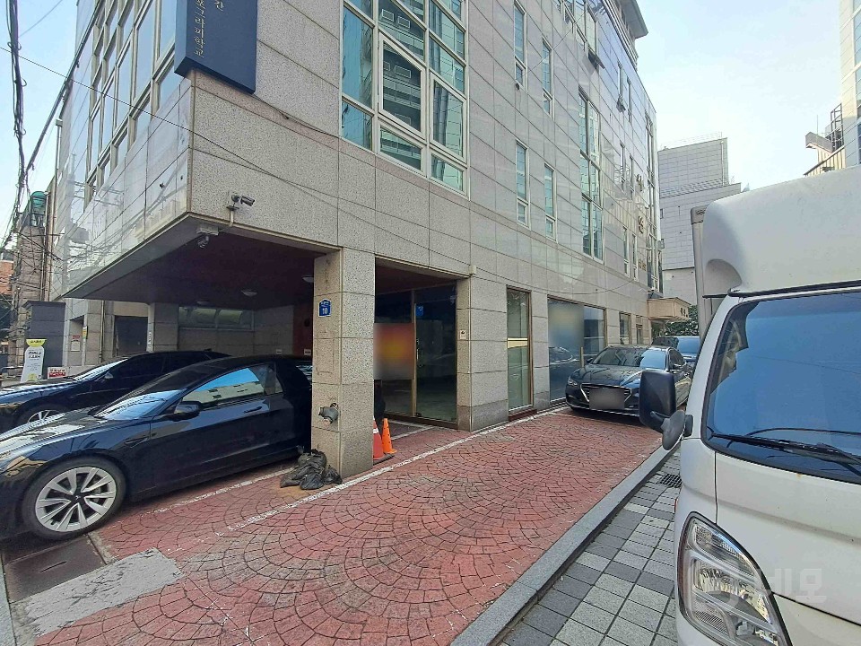 🏙️ [홍대입구역 인근] 1층 상가 — 공실, 바로 입점 가능! 매물의 2번째 사진