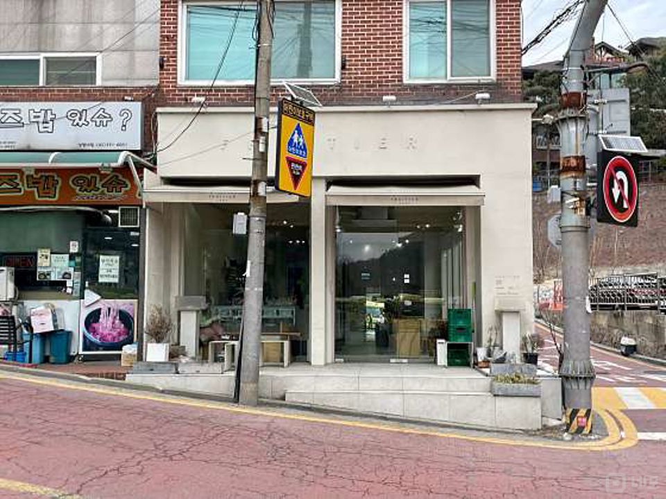홍지동 복합상권에 위치한 카페 매물의 6번째 사진