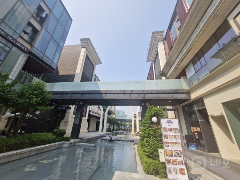 “수변 조망+유럽풍 감성! 송도 커낼워크 1층 상가 임차인 특별모집” 매물의 10번째 사진