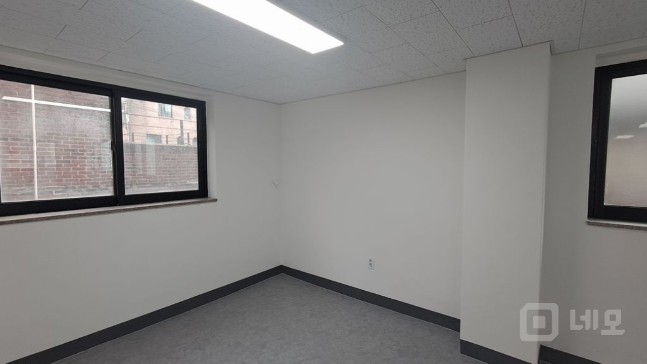 🏢 [홍대입구역 인근] 2층 단독 사무실 — 바로 사용 가능! 매물의 2번째 사진