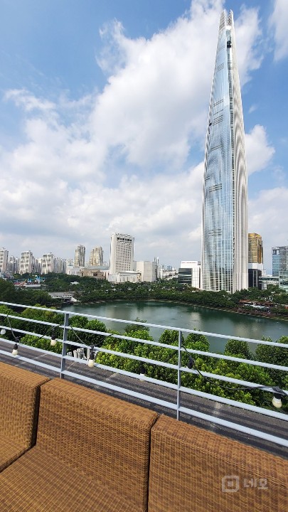 석촌호수길 롯데타워 뷰 8층+루프탑 상가사무실 매물의 1번째 사진