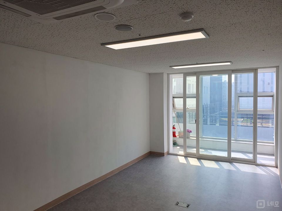 최근 리모델링 완료한 인테리어 사무실 즉시입주 가능 매물의 1번째 사진