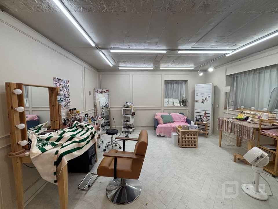 무권리 상수 로렌스길 엔틱 깔끔한 인테리어 완비된 2층 상가  매물의 8번째 사진