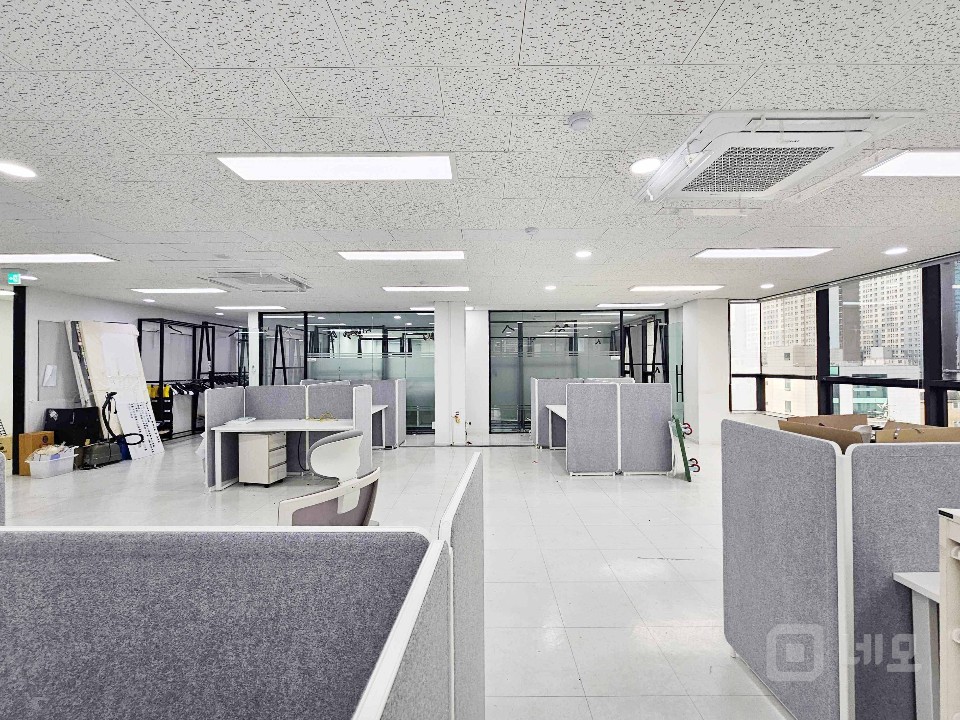 I세븐I 홍대·합정 오피스라인 인테리어 완비 80평대 사무실 임대 매물의 2번째 사진