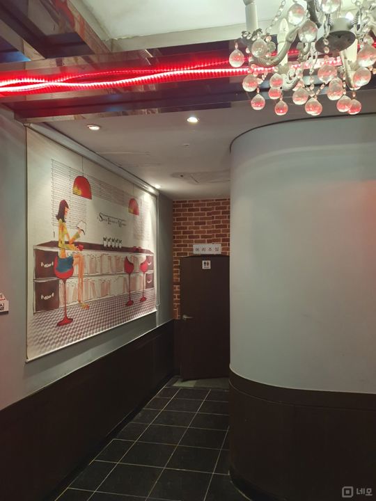 역삼동 먹자골목 지하층 중형평수 노래방 매물의 1번째 사진