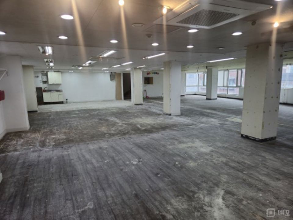 성동구 홍익동 즉시 입주 가능한 4층 사무실 임대 매물의 2번째 사진