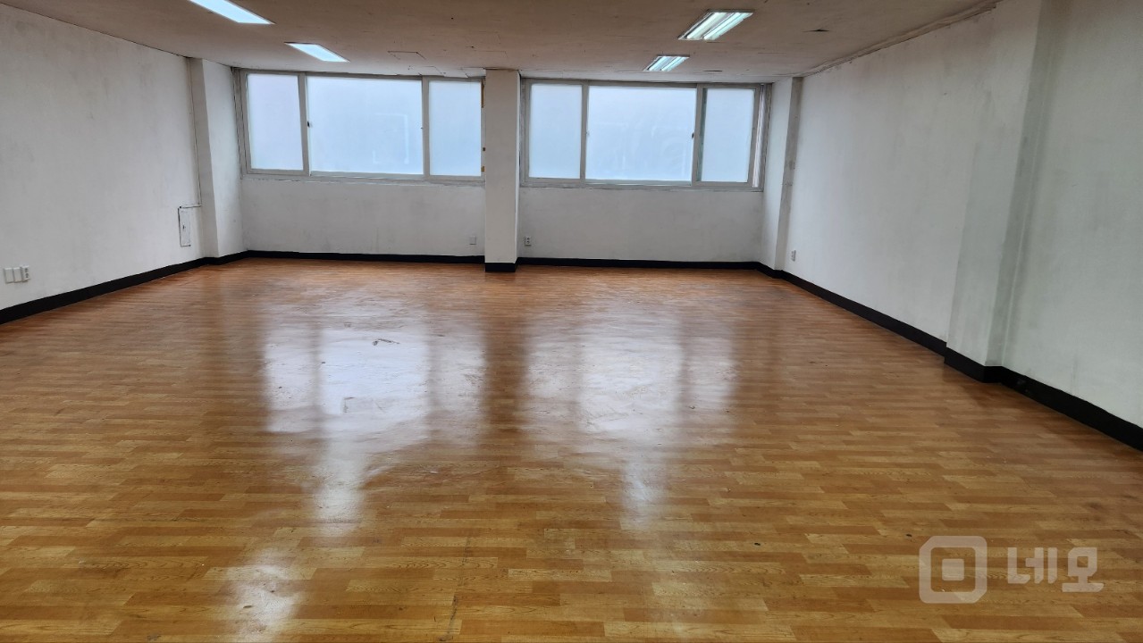 입주청소 완료된 네모 반듯한 상가 사무실 매물의 2번째 사진