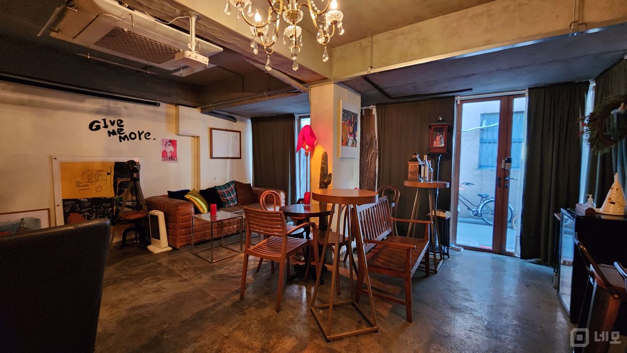 고급스러운 인테리어, 단골고객 많은 성수동 바 매물의 1번째 사진
