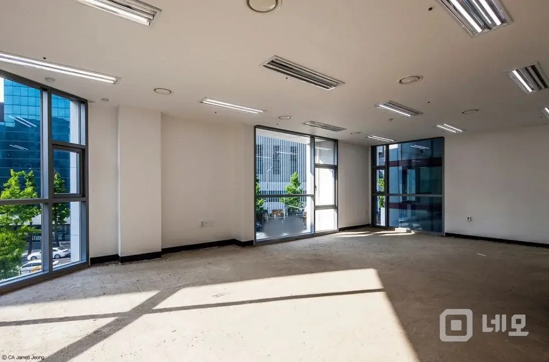 이대역 역세권, 대로변 신축건물 1층 임대 매물의 2번째 사진