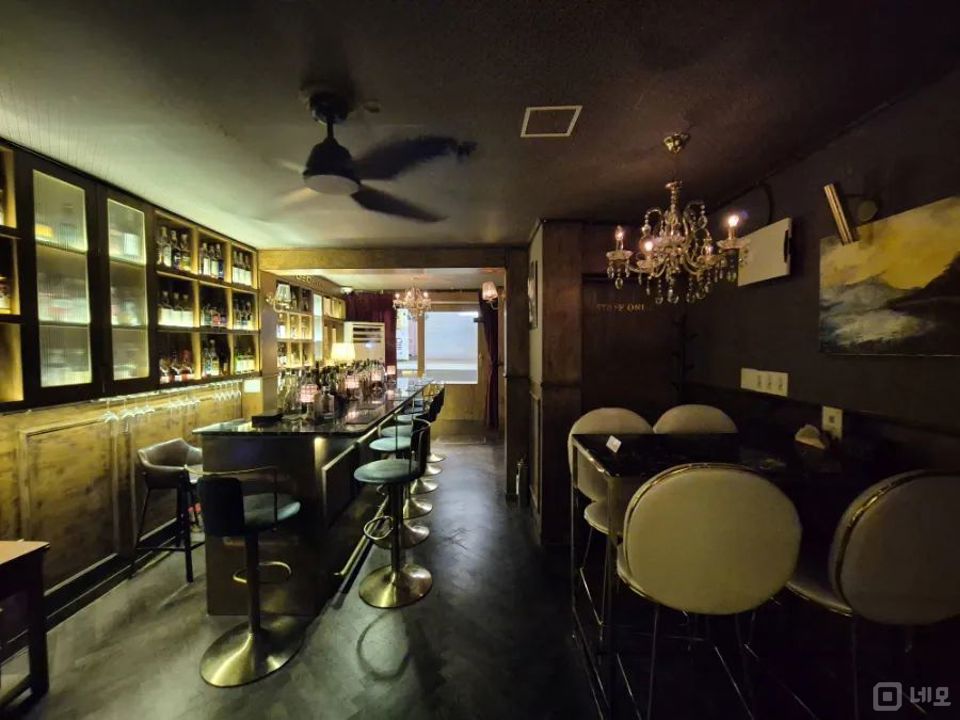 홍대입구역 도보 2분 역세권 반지층 바 매물의 3번째 사진