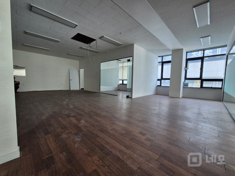 전용면적 51p. 상업지구 유동인구 많은 상가입니다. 자주식주차. 매물의 4번째 사진