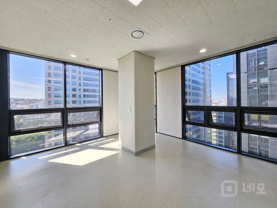 가산어반워크 사무실 실42평 룸2개 탕비실 즉시입주가능 매물의 5번째 사진